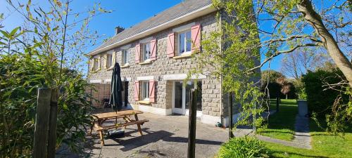 Villa DORIS Vacances à 3 min à pied de la plage de Pors Carn Pour 6 personnes Authentique Bien équipée Jardin & BBQ Parking privatif - Location saisonnière - Penmarc'h