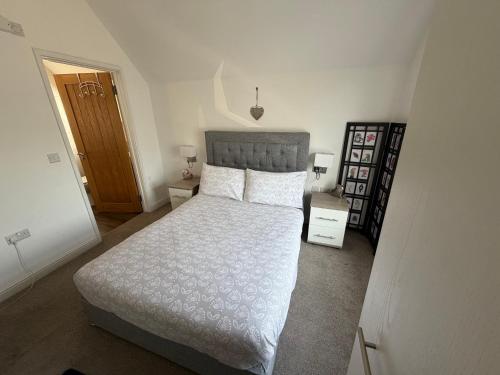 One Bed Flat Close to Station & River