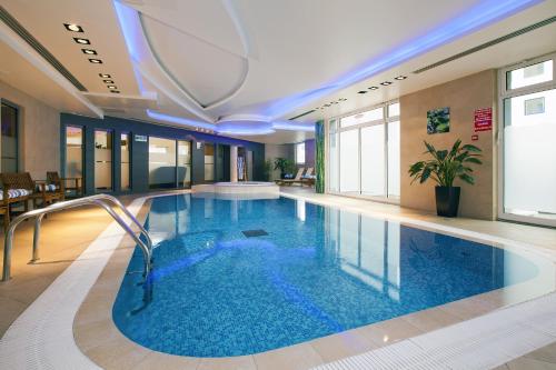 Басейн, Residhome Paris-Massy in Massy
