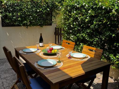 Pavillon lumineux avec terrasse à 500m de la plage, parking sécurisé, 6 couchages - FR-1-732-52