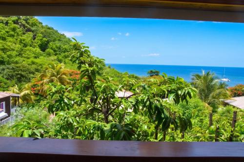Вид, Bungalow enchanteur a Bouillante avec vue sur la mer in Буіланте