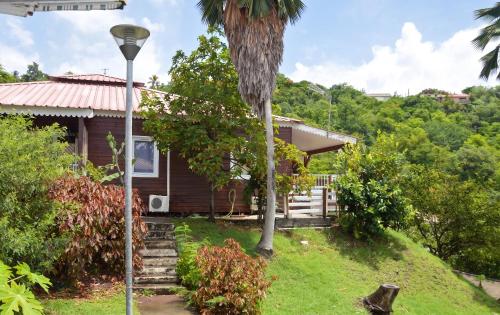 Вид, Bungalow enchanteur a Bouillante avec vue sur la mer in Буіланте