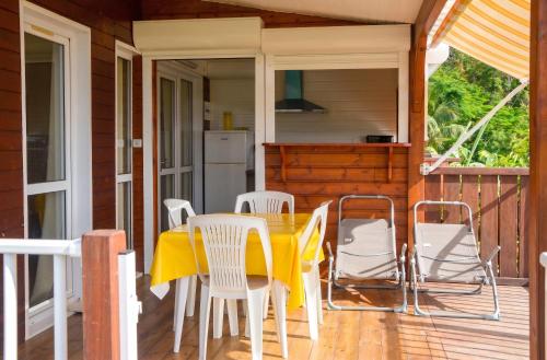 Балкон, Bungalow enchanteur a Bouillante avec vue sur la mer in Буіланте