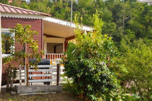Зовнішній вигляд готелю, Bungalow enchanteur a Bouillante avec vue sur la mer in Буіланте