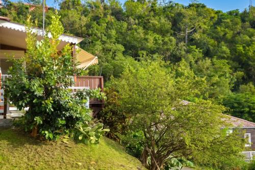 Зовнішній вигляд готелю, Bungalow enchanteur a Bouillante avec vue sur la mer in Буіланте