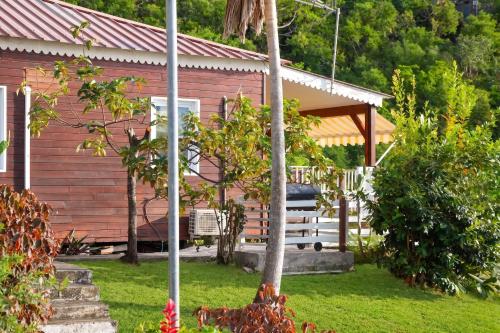 Зовнішній вигляд готелю, Bungalow enchanteur a Bouillante avec vue sur la mer in Буіланте