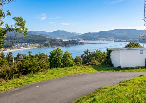 Viesnīcas āriene, Charming house in Ourol with mountain view, large garden. in Merille