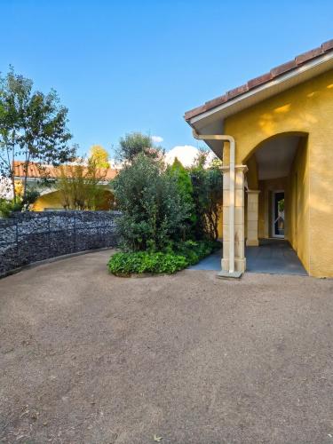 Villa avec piscine privée à Montsoué, 190 m² (Villa avec piscine privee a Montsoue, 190 m²) in Coudures