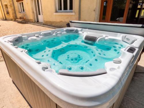 Gyógyfürdő, Retraite Champêtre Spacieuse près de Nouart avec Jacuzzi (Retraite Champetre Spacieuse pres de Nouart avec Jacuzzi) in Nouart