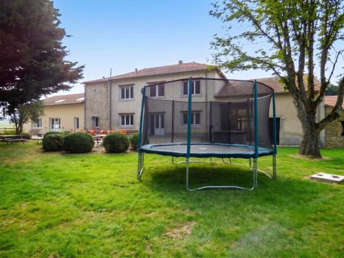 Kert, Retraite Champêtre Spacieuse près de Nouart avec Jacuzzi (Retraite Champetre Spacieuse pres de Nouart avec Jacuzzi) in Nouart