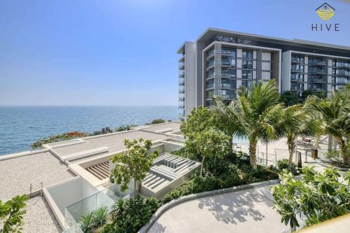 Premium 3BR Beachfront Apartment - Balcony & All Rooms with Sea View, Dubaj