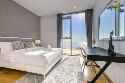 Premium 3BR Beachfront Apartment - Balcony & All Rooms with Sea View in Bluewaters Island