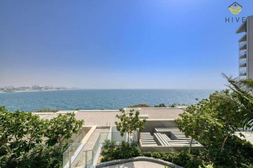 Premium 3BR Beachfront Apartment - Balcony & All Rooms with Sea View in Bluewaters Island