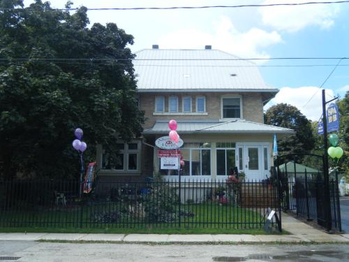 . 10th Avenue Guest House & Suites