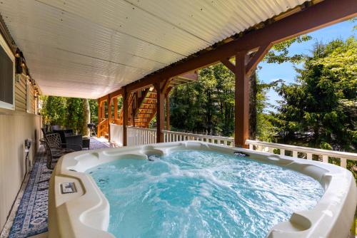 Lakefront HotTub Sauna Kayaks Fire Pit in Tobyhanna Township (PA)
