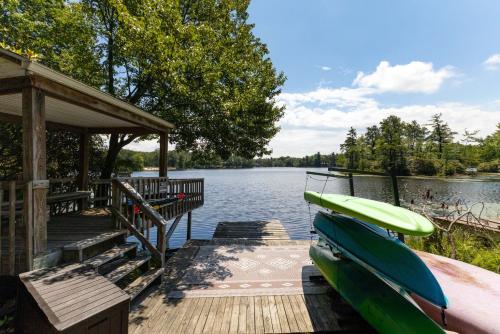 Lakefront HotTub Sauna Kayaks Fire Pit in Tobyhanna Township (PA)