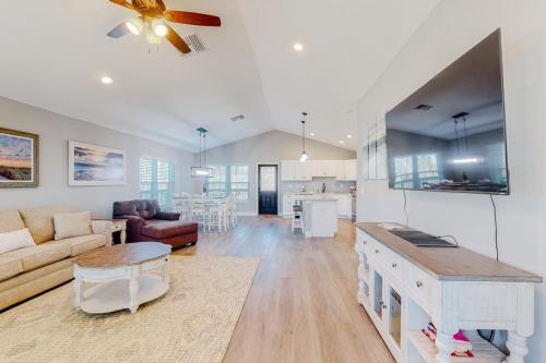 Serene home with grill patio deck & kitchen - snowbird friendly