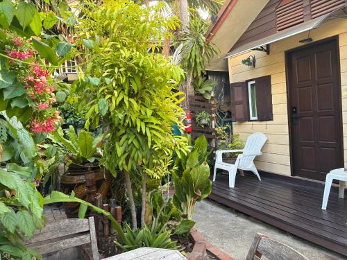 Garden, Noom Guesthouse in Lopburi