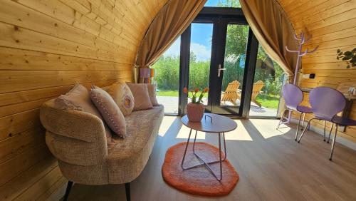 Tiny House De Hagekrûper (Tiny House De Hagekruper) in Kollumerland en Nieuwkruisland