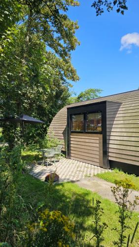 Tiny House De Hagekrûper (Tiny House De Hagekruper) in Kollumerland en Nieuwkruisland