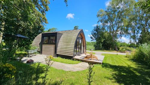 Tiny House De Hagekrûper (Tiny House De Hagekruper) in Kollumerland en Nieuwkruisland