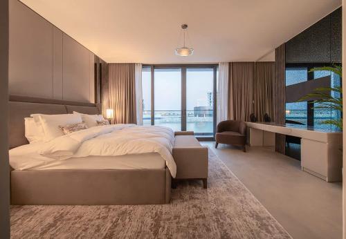 Luxury Villa overlooking sea with private pool in Umm al-Qaiwain