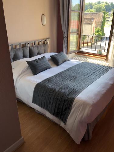 1 double bed, 1 twin bed
