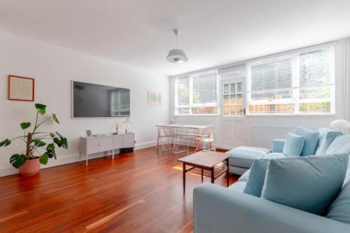 Unique 3BD Flat in Hoxton with Private Garden, Londýn