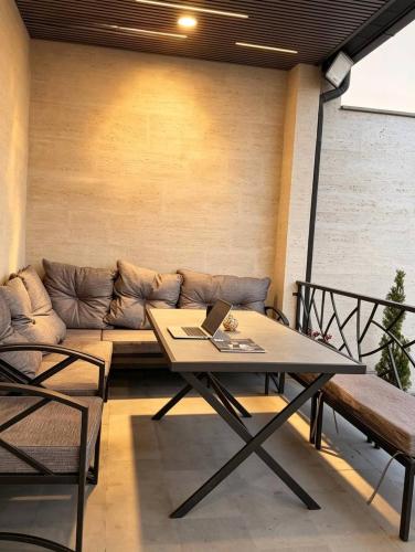 Balcony/terrace, Este Garden in Ptghni