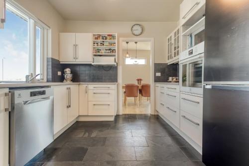 Spacious 4BR Family Home near Reykjavík and Grótta (Spacious 4BR Family Home near Reykjavik and Grotta) in Seltjarnarnes