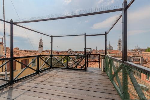 GuestHost - Suite San Lorenzo Chic Apartment with Private Courtyard