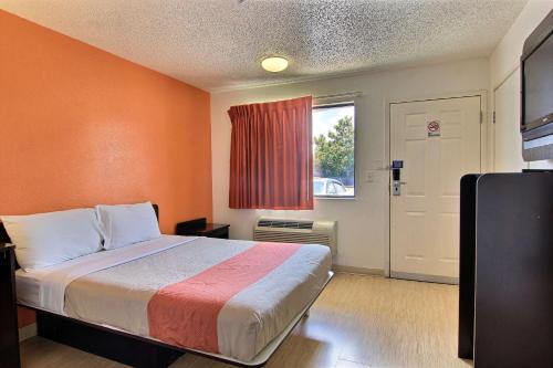Motel 6-Austin, TX Set in a prime location of Austin (TX), Motel 6 Austin Central - North puts everything the city has to offer just outside your doorstep. The hotel offers a wide range of amenities and perks to ensure 