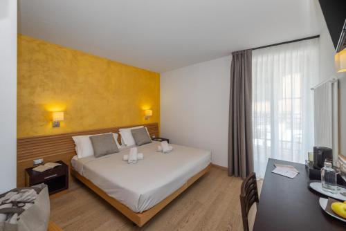 1 king bed, 1 twin bed