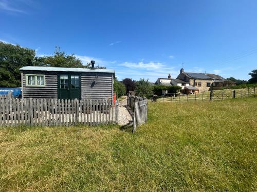 Astwell Mill Luxury Shepherds Hut in Helmdon