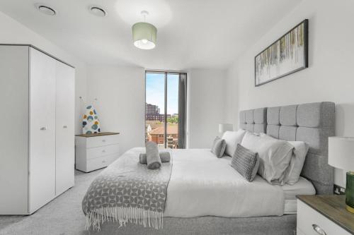 Broad Street 2 bed Apt - Nightlife Gym Concierge - image 4