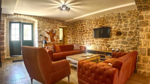 Shared lounge/TV area, Lustica Stone Villa by V&J - Historic House with Exclusive Beachfront Sunbeds in Mirista