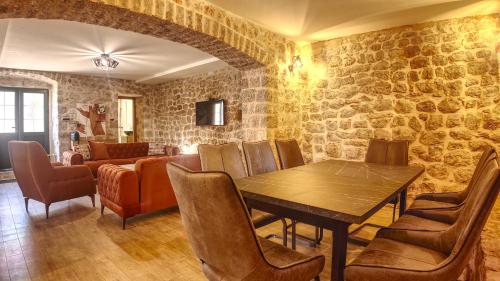 Facilities, Lustica Stone Villa by V&J - Historic House with Exclusive Beachfront Sunbeds in Mirista