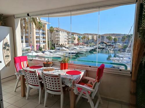 View, Port Frejus vue port, grand T2, 47m2, clim, piscine in Frejus Plage