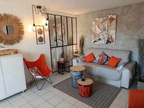 Shared lounge/TV area, Port Frejus vue port, grand T2, 47m2, clim, piscine in Frejus Plage