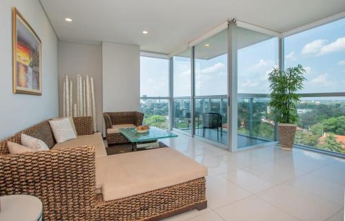 Bright 3BR Escape City Views Pool & Gym