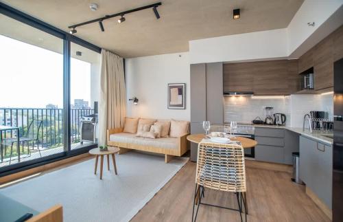 Spacious Living Pool & Workspace Near Shopping