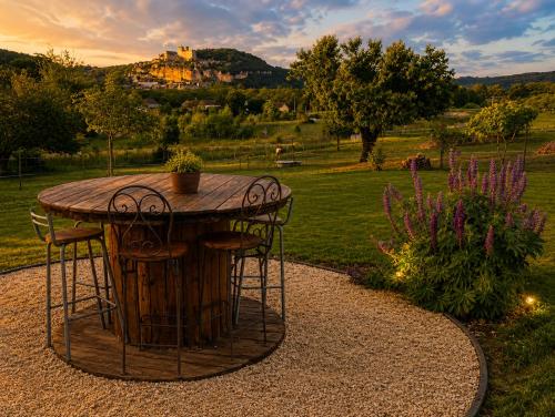 Dārzs, Maison entière 6 pers avec vue panoramique sur le château de Beynac (Maison entiere 6 pers avec vue panoramique sur le chateau de Beynac) in Castelnaud-la-Chapelle