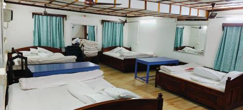 4 queen beds