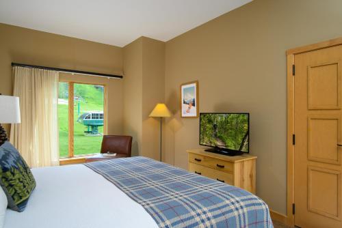 1 king bed, 2 sofa beds