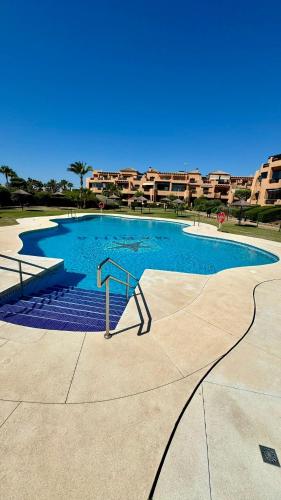 Appartement piscine, jardin privé, proche mer
