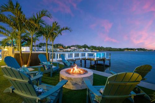 Private Dock Pool Hottub Puttputt Games in Bay Pines