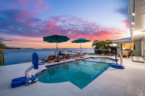 Private Dock Pool Hottub Puttputt Games in Bay Pines
