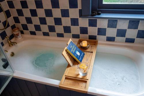 Badeværelse, Comhla Cottage Lochwinnoch with cold plunge in Renfrewshire