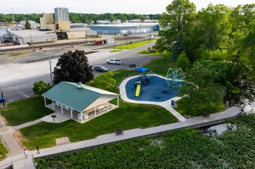 Waterfront Family Gem w/ Private Dock in Syracuse in Syracuse (IN)