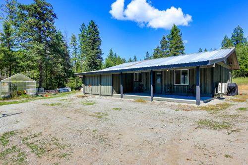 Bring Your Boat! Updated Cabin in Priest River